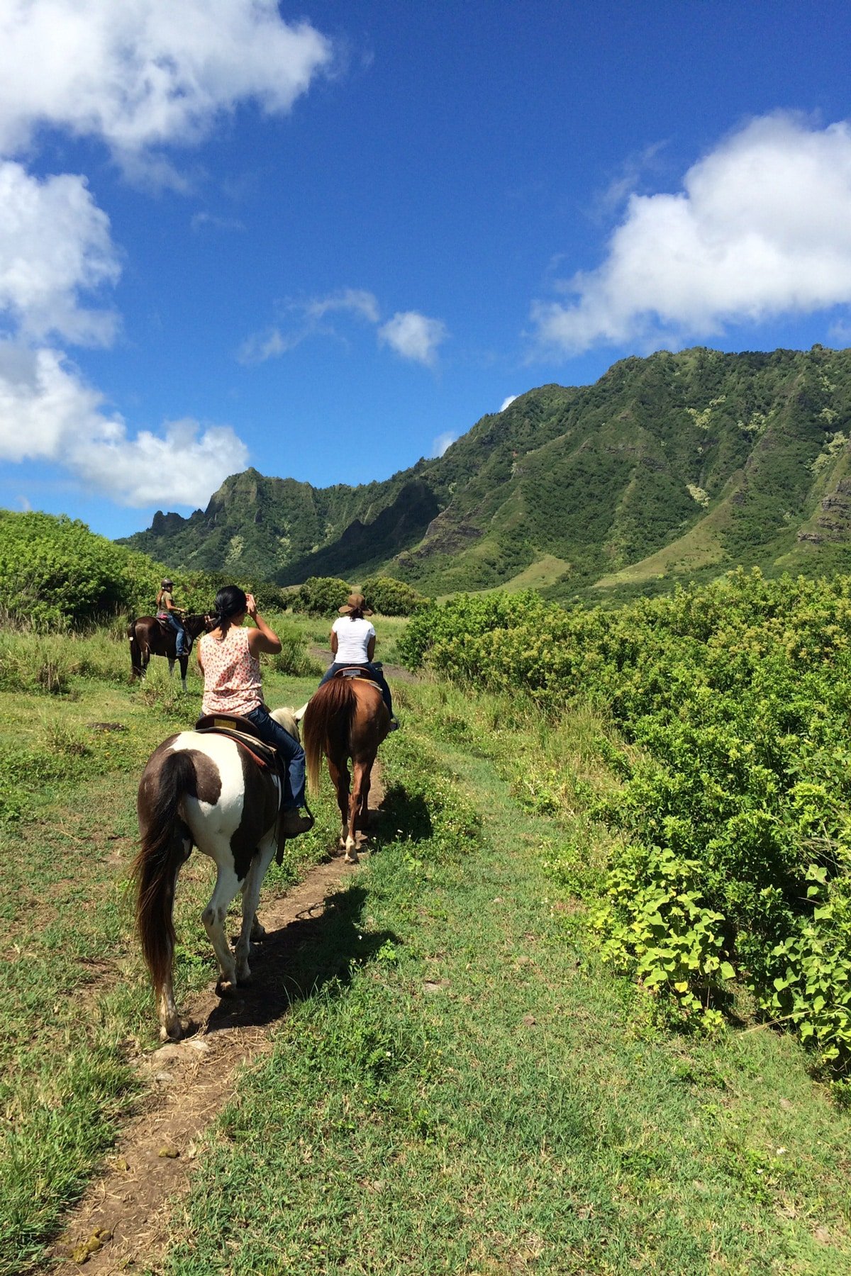 girls adventure kualoa ranch horseback riding