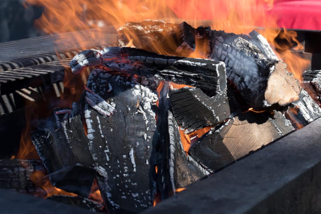 Red Oak burning in a Santa Maria grill
